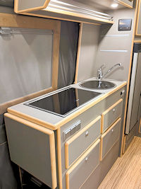 Grigio HPL mit Ahornleisten, Arbeitsplatte Grigio, Fußboden Stäbchen hell